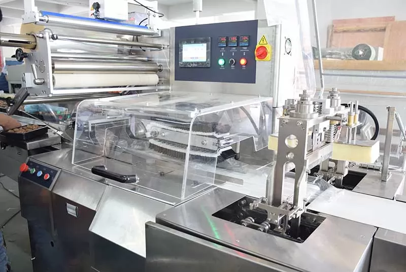 Bread packing machine