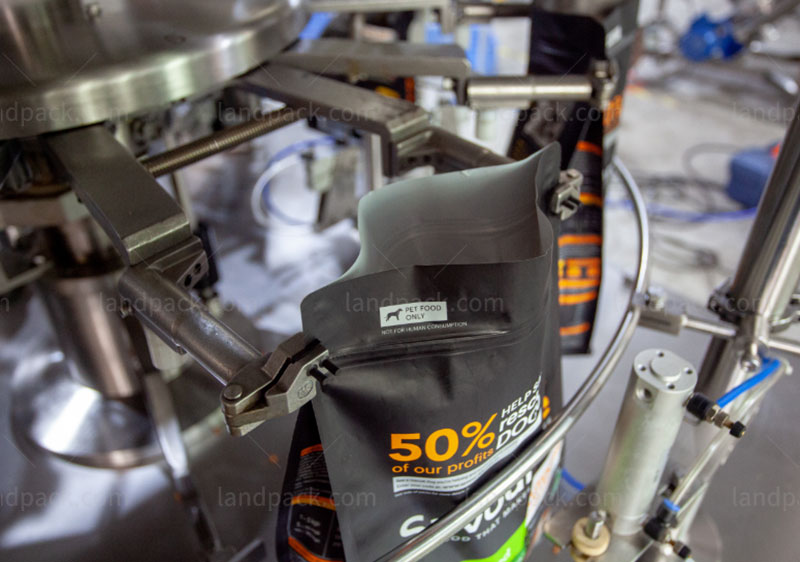 Máquina de llenado y sellado de bolsas prefabricadas