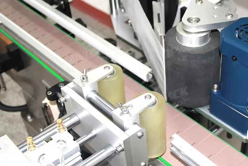 square bottle wrap around labeling machine